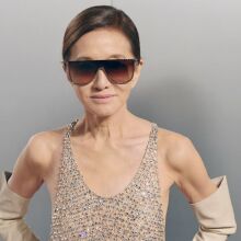 Βέρα Γουάνγκ: Η διάσημη σχεδιάστρια αποκαλύπτει τα δικά της αντισυμβατικά «όπλα» για να παραμένει πάντα νέα - Fast food και σκληρή εργασία ενάντια στον χρόνο