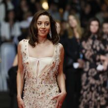 Η Όμπρεϊ Πλάζα περιμένει το πρώτο της παιδί με τον Κρις Άμποτ, έναν χρόνο μετά τον θάνατο του πρώην συζύγου της, Τζεφ Μπαένα