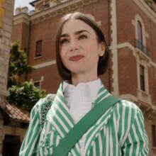 Η ηθοποιός Λίλι Κόλινς πρωταγωνιστεί στο «Emily in Paris»