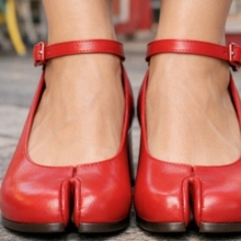 Πόση γοητεία μπορεί να κρύβουν αυτά τα, ομολογουμένως, άσχημα παπούτσια;