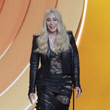 Συγκλονισμένη η 79χρονη Σερ μετά την αποκάλυψη ότι έχει εγγονή από τον γιο της, Ελάιτζα Μπλου Όλμαν - Η σταρ την υποδέχτηκε ήδη στην έπαυλή της.