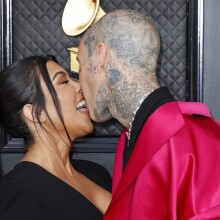 Ο Τράβις Μπάρκερ ευχήθηκε με κολάζ φωτογραφιών στην Κόρτνεϊ Καρντάσιαν προκαλώντας αηδία στους followers του