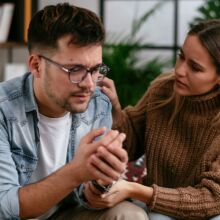 Ειδικός στις σχέσεις εξηγεί γιατί η εμμονή με τα προειδοποιητικά σημάδια του παρελθόντος εμποδίζει την οικειότητα και την οικοδόμηση εμπιστοσύνης στο παρόν.