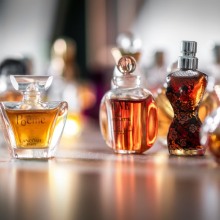 Honey perfumes: Τα αρώματα που μυρίζουν πανάκριβα (και γλυκά)