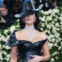 Το Met Gala επιστρέφει με αυστηρά πρωτόκολλα - Απαγόρευση κινητών, συγκεκριμένο μενού, εισιτήρια που αγγίζουν τις 100.000 δολάρια και άλλοι αυστηροί κανόνες
