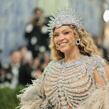 Η Μπιγιόνσε επέστρεψε στο Met Gala και τράβηξε τα βλέμματα με φόρεμα σε... σκελετικό μοτίβο - Τη συνόδευσαν Blue Ivy και Jay-Z