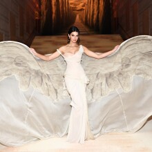 Η αγγελική εμφάνιση της Κένταλ Τζένερ στο Met Gala που μαγνήτισε τα βλέμματα - Η δημιουργία που φόρεσε το μοντέλο