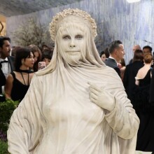 Ζωντανό άγαλμα η Χάιντι Κλουμ στο Met Gala - Η εμφάνιση που έγινε viral - Η εντυπωσιακή της αμφίεση