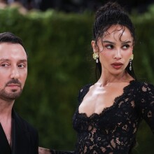 Η Ζόι Κράβιτζ έκρυβε το μονόπετρο του αρραβώνα της με τον Χάρι Στάιλς στο Met Gala