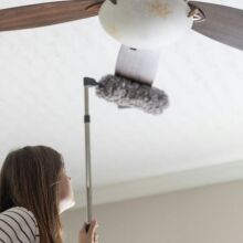 Πώς να καθαρίσετε τον ανεμιστήρα οροφής χωρίς να γεμίσει σκόνη το σπίτι