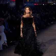 Η Σίντι Κρόφορντ έκανε μια εμφάνιση-έκπληξη στην πασαρέλα του οίκου Gucci στη Νέα Υόρκη, με μια εντυπωσιακή εμφάνιση που θύμισε τη λάμψη των ’90s.