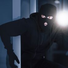 Ένας πρώην Βρετανός πεζοναύτης εξηγεί τι αναζητούν οι διαρρήκτες σε ένα σπίτι, συμβουλεύοντας τους ιδιοκτήτες πώς να αποτρέψουν μια πιθανή εισβολή.