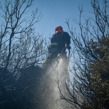 Πυροσβέστης επιχειρεί για την κατάσβεσης φωτιάς
