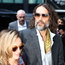 Τέταρτη γυναίκα κατέθεσε στη δίκη του Ράσελ Μπραντ, καταγγέλλοντας βίαιη σεξουαλική επίθεση στα γραφεία του Capital Radio τη δεκαετία του 2000.