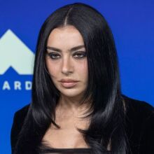 Η Charli XCX συμμετέχει στη νέα ταινία του Μάρτιν Σκορσέζε, «What Happens at Night», με τους Λεονάρντο ΝτιΚάπριο και Τζένιφερ Λόρενς.