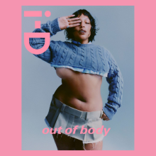 To supermodel Paloma Elsesser ποζάρει με τη μίνι φούστα της Miu Miu 