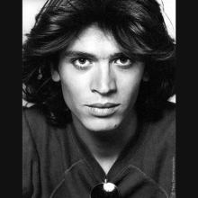 Το πορτέτο του Billy Bo, τραβηγμένο το 1977, είναι από το βιβλίο «33 χρόνια φωτογραφία» του Τάκη Διαμαντόπουλου, 1999, εκδ. Καστανιώτη