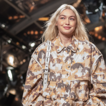 Η Gigi Hadid στο Paris Fashion Week για τη σεζόν Α/Κ 2023