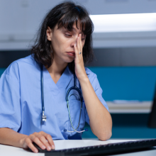 Αυξημένη εξουθένωση και μειωμένη ικανοποίηση των επαγγελματιών υγείας έπειτα από την πανδημία COVID-19