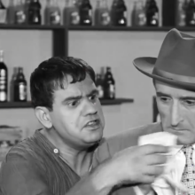 Σκηνή από την ταινία «Κίτρινα Γάντια» με Γκιωνάκη και Σταυρίδη να μυρίζουν τα γάντια