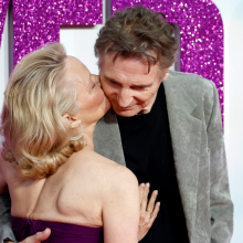 Πάμελα Άντερσον και Λίαμ Νίσον: Αγκαλιές και φιλιά στο κόκκινο χαλί του «The Naked Gun» © John Phillips/Getty Images