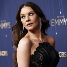 Κάθριν Ζέτα-Τζόουνς: Η εμφάνιση με μαγιό και τεράστιο ψάθινο καπέλο που έγινε viral