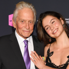 Κάθριν Ζέτα Τζόουνς: Η κόρη της εμφανίστηκε με vintage φόρεμα που είχε βάλει εκείνη πριν από 20 χρόνια - Η φωτογραφία που έγινε viral