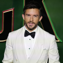 Πώς αντέδρασε ο Τζόναθαν Μπέιλι όταν έμαθε πως είναι ο πιο σέξι άνδρας για το 2025