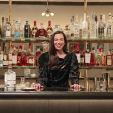 Η Ντούα Λίπα σε ρόλο bartender φτιάχνει κοκτέιλ εμπνευσμένα από αγαπημένα της τραγούδια - Ποια τραγούδια επέλεξε και με τι ποτά τα συνδύασε