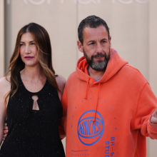 Τρελαμένος με τους Νικς ο Άνταμ Σάντλερ - Πήγε στην πρεμιέρα της ταινίας της γυναίκας του με hoodie της ομάδας