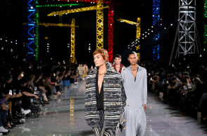 Η πρώτη μεγάλη Chanel του Ματιέ Μπλαζί γεμίζει το Παρίσι με λάμψη και tweed