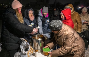 Μέλη της κοινότητας Sant’Egidio διανέμουν ζεστά γεύματα σε ηλικιωμένους και άπορους σε κατοικημένη περιοχή του Κιέβου στην Ουκρανία