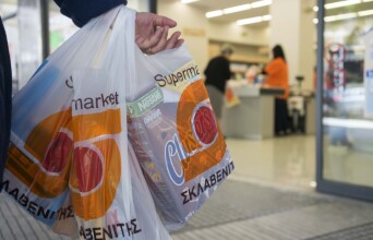 Καταναλωτής με ψώνια στο χέρι έξω από σούπερ μάρκετ «Σκλαβενίτης»