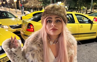 Η Αγγελική Μανουσάκη μιλάει για τις viral αστρολογικές προβλέψεις της, τα Ζώδια και τη ζωή στην Αθήνα.