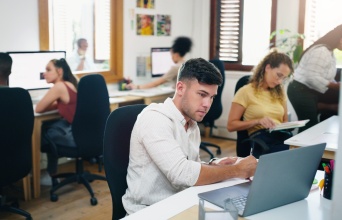 Νέοι σε κοινό χώρο εργασίας