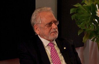 Vidcast | Γιώργος Χρούσος: Πώς τα πρώτα παιδικά χρόνια διαμορφώνουν τη ζωή μας