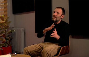 Vidcast Μακριά από το Πλήθος | Αύγουστος Κορτώ