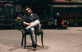 Αντώνης Τσιοτσιόπουλος - Συνέντευξη: Ο σεναριογράφος και ηθοποιός μιλάει για το θέατρο και το σινεμά, με αφορμή τη νέα ταινία «100 Χρόνια Μπροστά» στην οποία πρωταγωνιστεί.