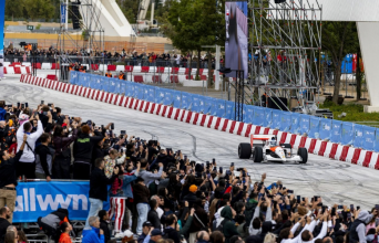 Allwyn x McLaren Racing: Όταν θρυλικοί οδηγοί και McLaren πάτησαν γκάζι στο ΟΑΚΑ