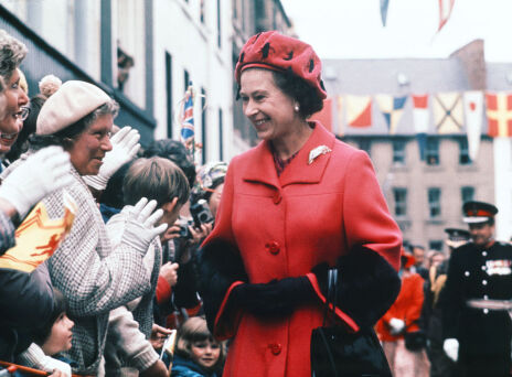 Βασίλισσα Ελισάβετ: Η μονάρχης που εφηύρε το «ντύσιμο της διπλωματίας»