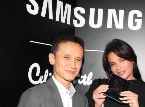 Ο Πρόεδρος της Samsung Electronics Hellas, Byung Moo (Theofilos) Shin με τη σχεδιάστρια Σίλια Κριθαριώτη.