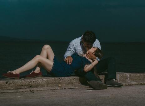 Mouth buddies: Η νέα, παράξενη τάση γνωριμιών θέλει ατελείωτα φιλιά μεταξύ αγνώστων