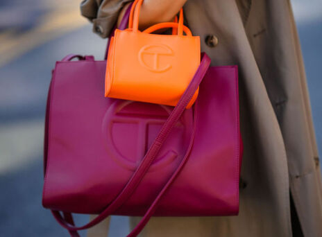 Telfar: Το brand εγκαινιάζει μια νέα στρατηγική στην τιμολόγηση των συλλογών του, βάζοντας τον αγοραστή στο παιχνίδι.