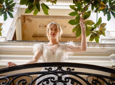 Η σχεδιάστρια του ατελιέ Alkmini Fashion μας δίνει τις τάσεις στο βραδινό φόρεμα και το νυφικό για τη σεζόν Άνοιξη/Καλοκαίρι 2023