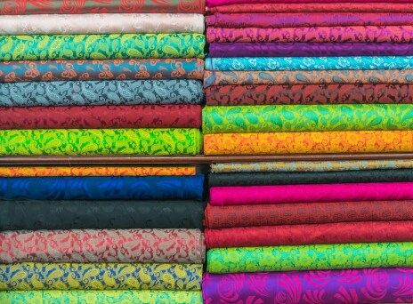 Σε «μυστικά» ατελιέ της Ινδίας φτιάχνεται ευρωπαϊκή haute couture