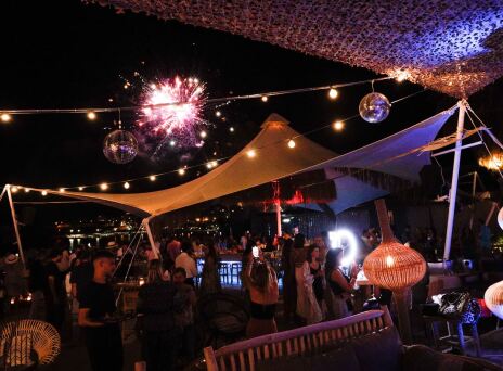 h_pandora_γιορτασε_το_καλοκαιρι_με_ενα_λαμπερο_party_στην_αθηναικη_ριβιερα