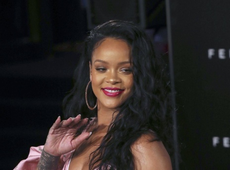 Η τραγουδίστρια Rihanna φορά ροζ φόρεμα και χαιρετά το κοινό της σε δημόσια  εμφάνισή της