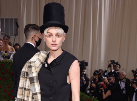 Emma Corrin: Δηλώνει non-binary, φωτογραφίζεται στο εξώφυλλο της αμερικανικής Vogue και μιλά για τη ρευστότητα του φύλου. 