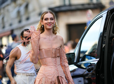 Κιάρα Φεράνι: Ποζάρει ημίγυμνη στο Σαν Τροπέ