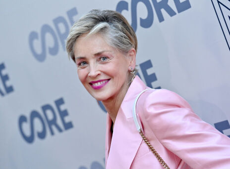 Σάρον Στόουν: Ποζάρει τόπλες δίπλα στην πισίνα και το Instagram την αποθεώνει